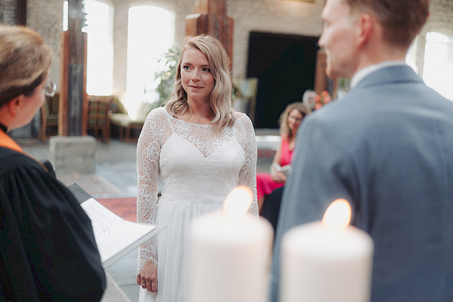 Katja Velmans Hochzeitsfotograf Düsseldorf – Imken und Florians kirchliche Trauung im Gare du Neuss
