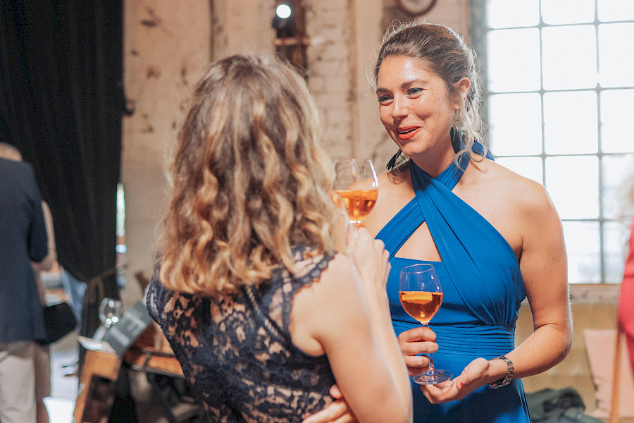 Katja Velmans Hochzeitsfotograf Düsseldorf – Imken und Florians kirchliche Trauung im Gare du Neuss