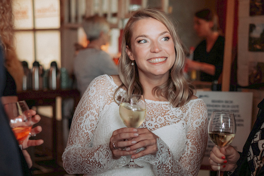 Katja Velmans Hochzeitsfotograf Düsseldorf – Imken und Florians kirchliche Trauung im Gare du Neuss