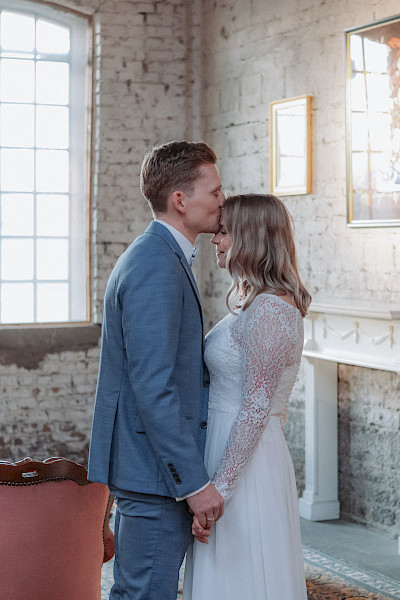 Katja Velmans Hochzeitsfotograf Düsseldorf – Imken und Florians kirchliche Trauung im Gare du Neuss