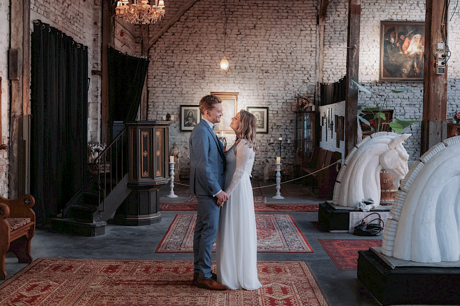 Katja Velmans Hochzeitsfotograf Düsseldorf – Imken und Florians kirchliche Trauung im Gare du Neuss